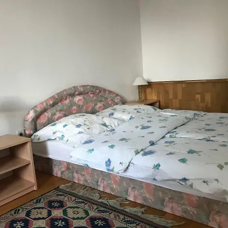Franciska Apartman شقة *